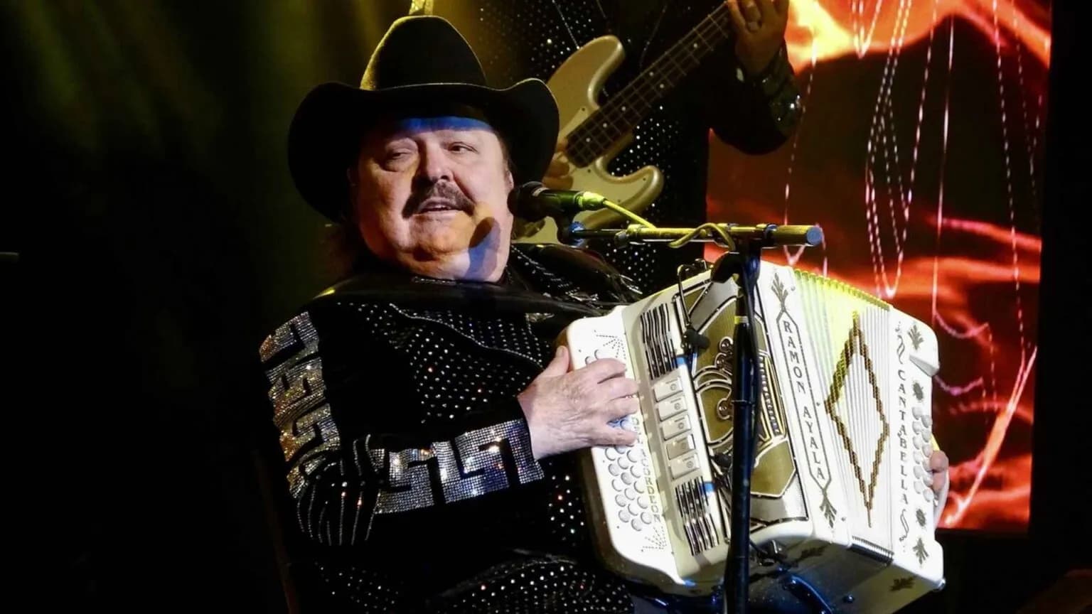 RAMON AYALA HACE SOLD OUT Y LE CORTAN LA LUZ